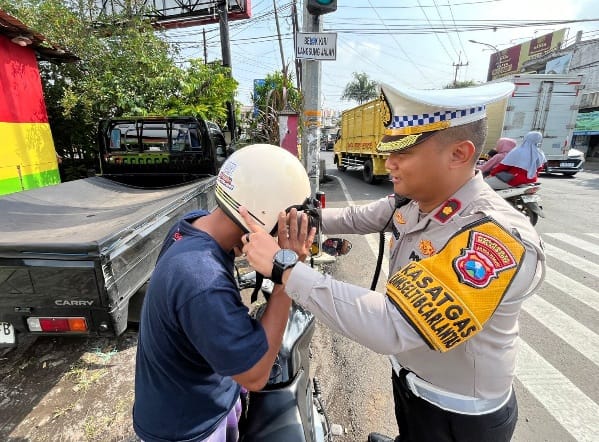 Polresta Malang Kota Sasar Pengendara dengan Edukasi dan Pembagian Helm di Ops Zebra Semeru