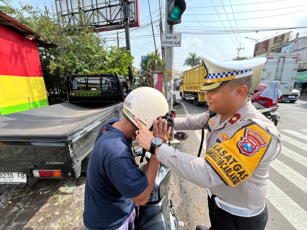 Operasi Zebra Semeru, Polresta Malang Kota Perkuat Edukasi dan Bagikan Helm