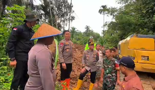 Tinjau Korong Pasa yang Terendam Banjir, Brigjen Solihin Perintahkan Personel Kerja Nonstop