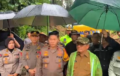 Selain Banjir, Longsor di Bukik Baik Juga Disisir Polisi—Wakapolres Kompol Jon Hendri Turun Gotong Royong