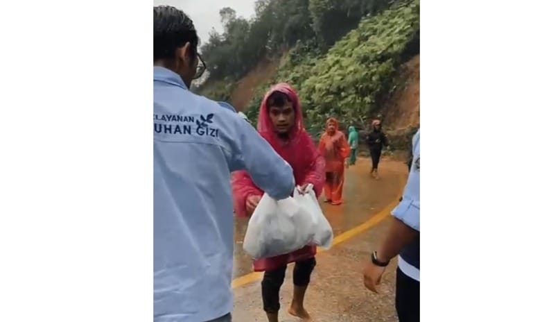 Gerak Cepat Polres Tapsel Distribusikan SPPG bagi Korban Banjir