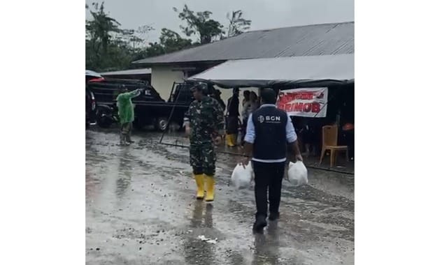 Turun Langsung, Polres Tapsel Salurkan SPPG Demi Penuhi Kebutuhan Korban Banjir
