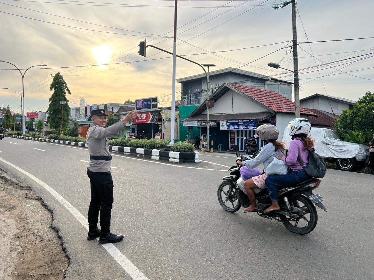 Wujud Nyata Kehadiran Polri, Polres Barsel Kerahkan Personel Laksanakan Gatur Lalin Pagi