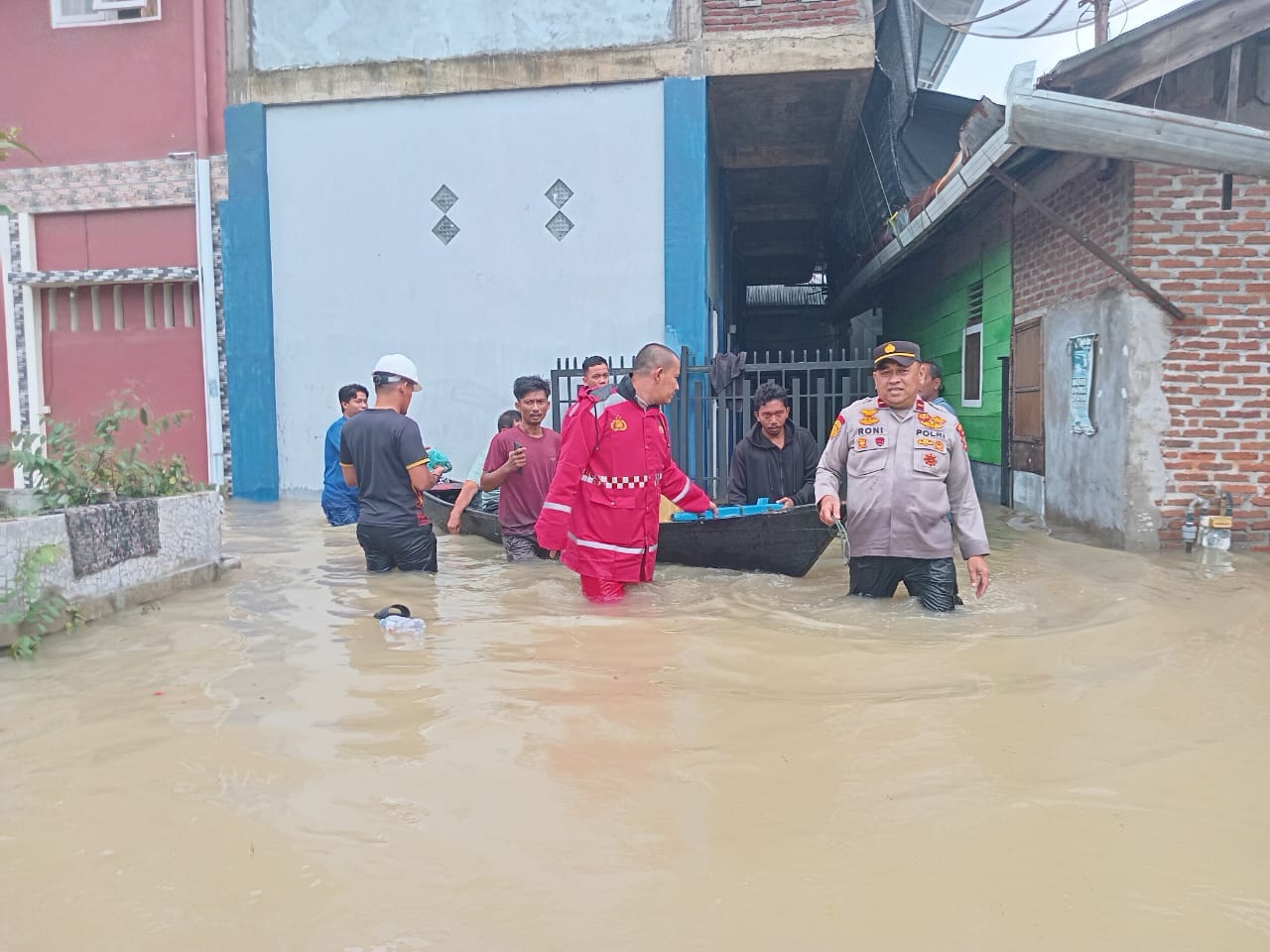 Polri Bantu Evakuasi dan Distribusi Logistik di Lokasi Banjir Batuphat Barat
