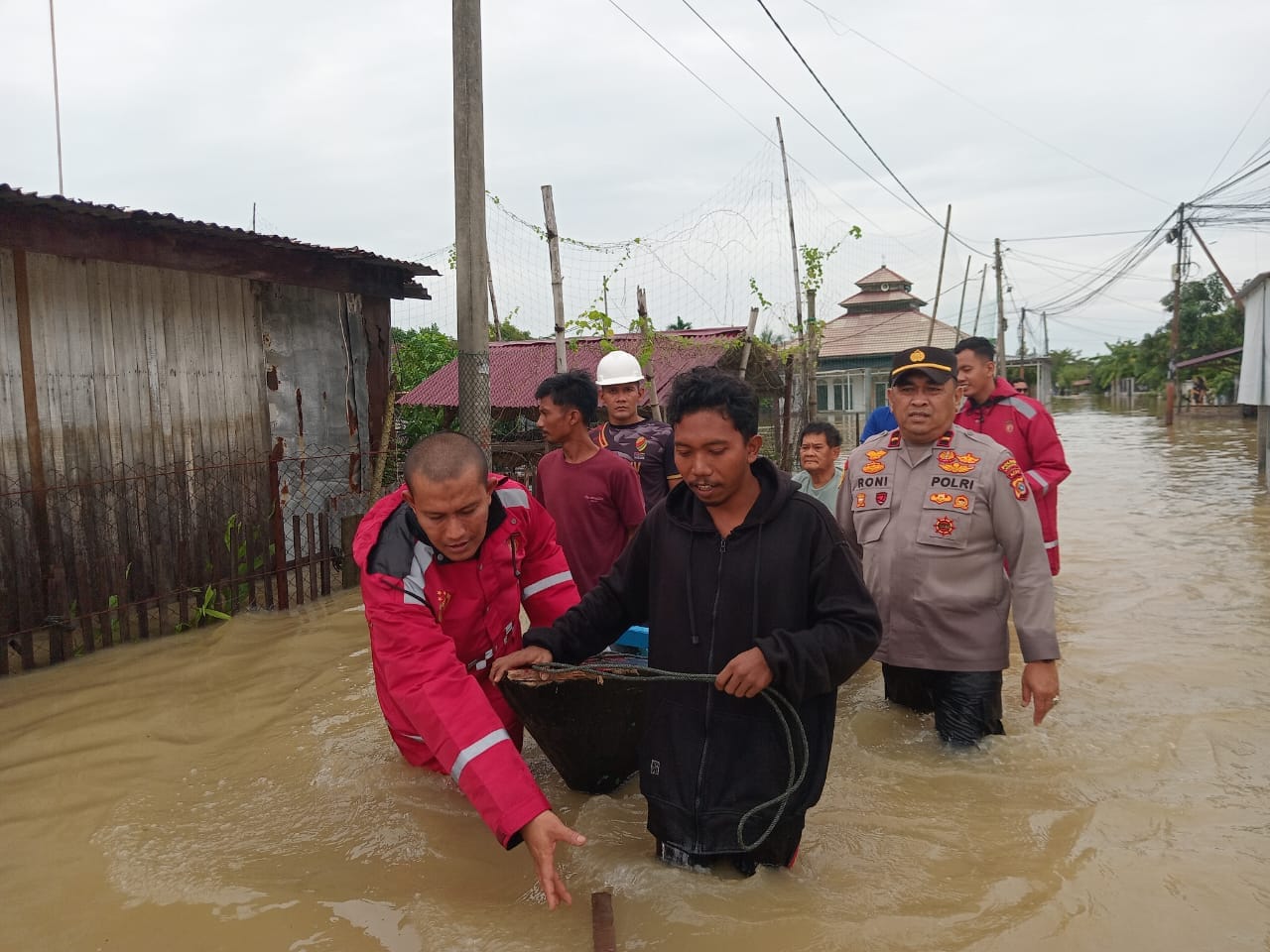 Respons Cepat Polri Ringankan Beban Korban Banjir di Batuphat Barat