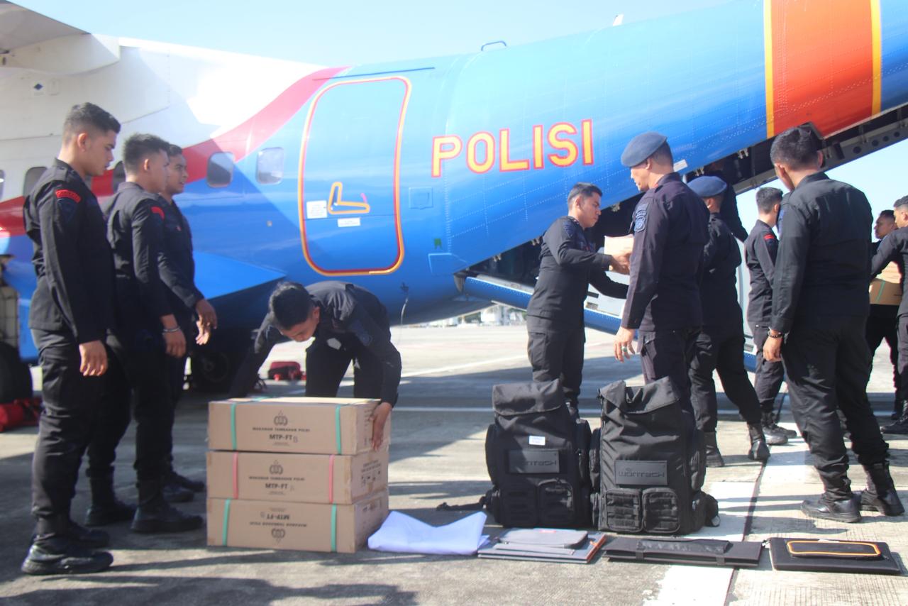 Bantuan 2,5 Ton dari Mabes Polri Mendarat di Bandara SIM untuk Korban Bencana Aceh