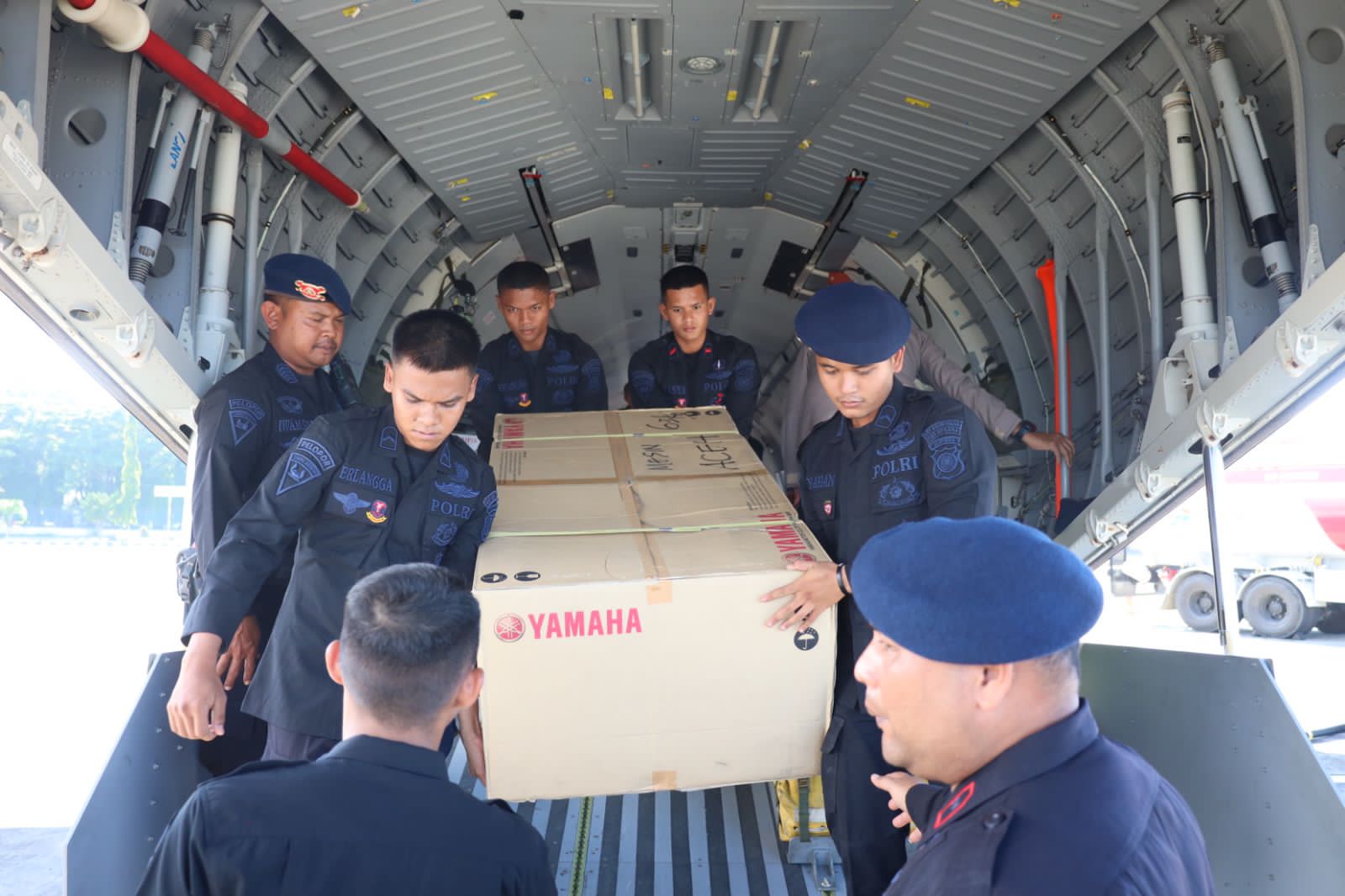 2,5 Ton Logistik dan RON Bantuan Mabes Polri untuk Aceh Tiba di Bandara SIM