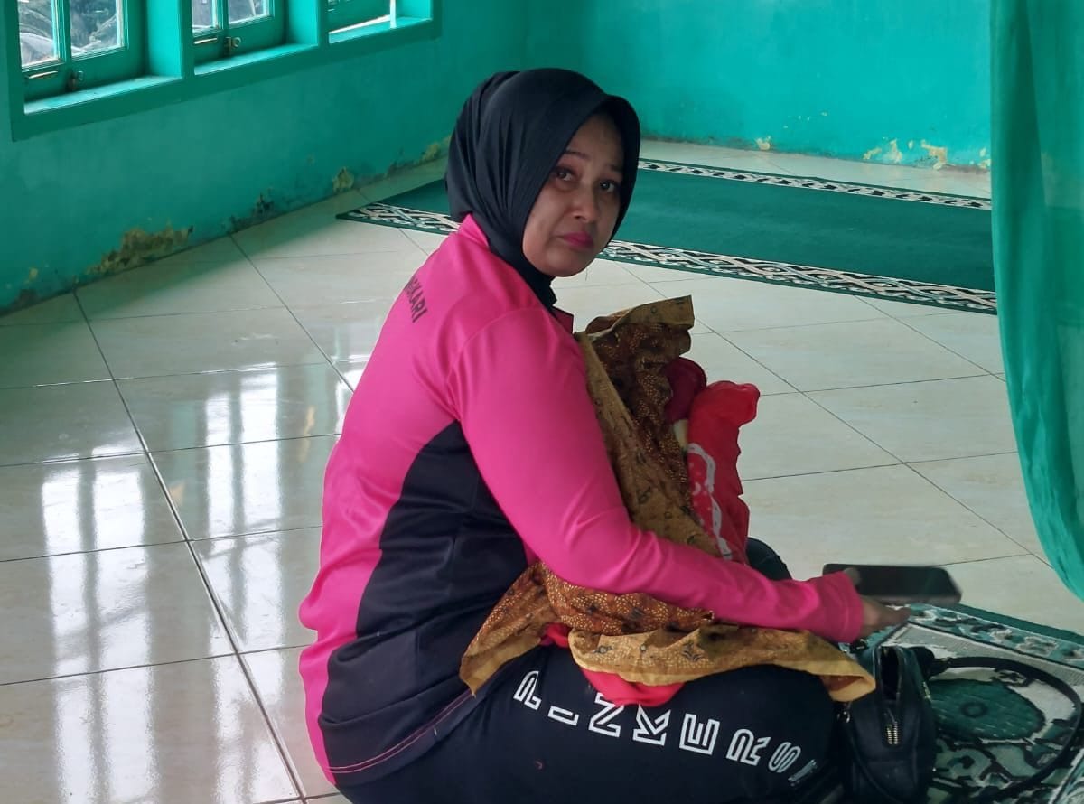 Bhayangkari Tapsel Bantu Bayi Korban Longsor dengan Menyusui di Posko Marsada