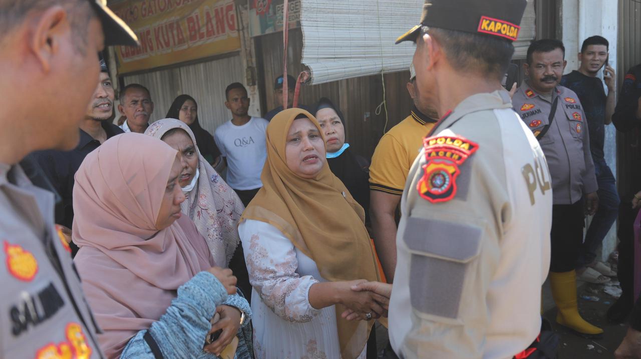Kapolda Seberangi Sungai Tingkeum untuk Masuk Aceh Utara, Warga di Kutablang Ikut Diselamatkan