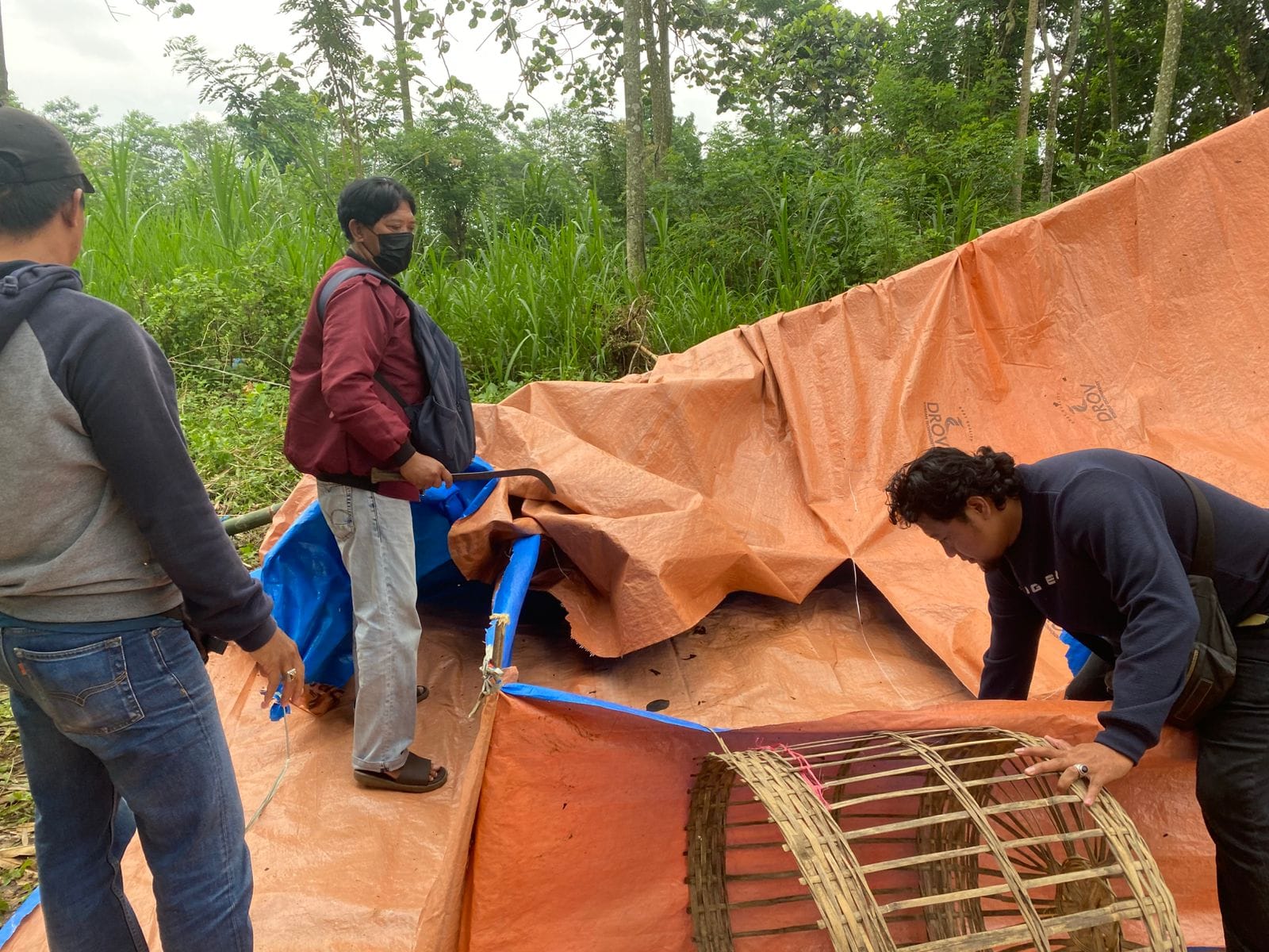 Giat Penertiban, Polisi Bakar Arena Sabung Ayam di Malang