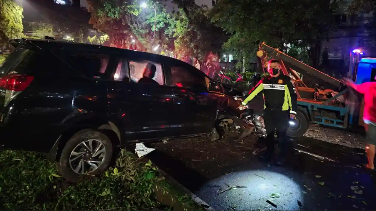 Polisi Selidiki Kecelakaan Innova Reborn yang Ringsek di Median Jalan Veteran Malang