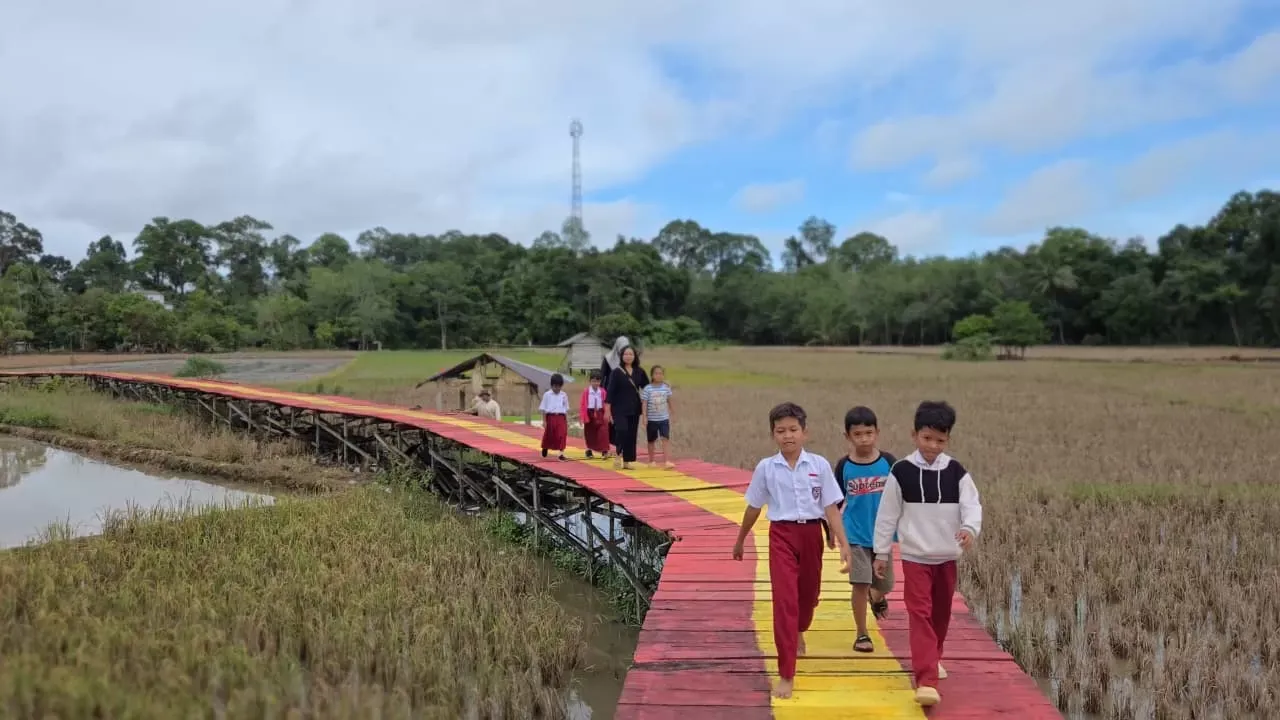 Keren, Jembatan Desa Netampin di Barito Timur Rampung Diperbaiki Satbrimob Polda Kalteng