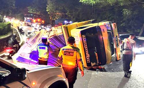 Sebuah Truk Terguling di Kelok Tiga Tikungan Irung Petruk Krisak