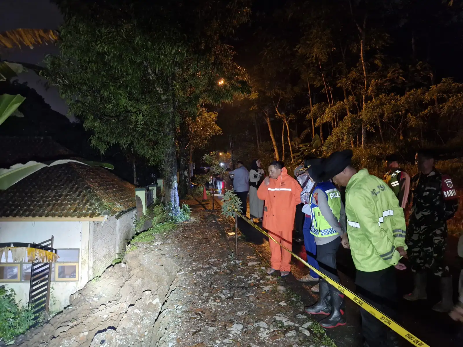 Diguyur Hujan Lebat, Pagar SMPN 7 Salatiga Ambruk Akibat Longsor