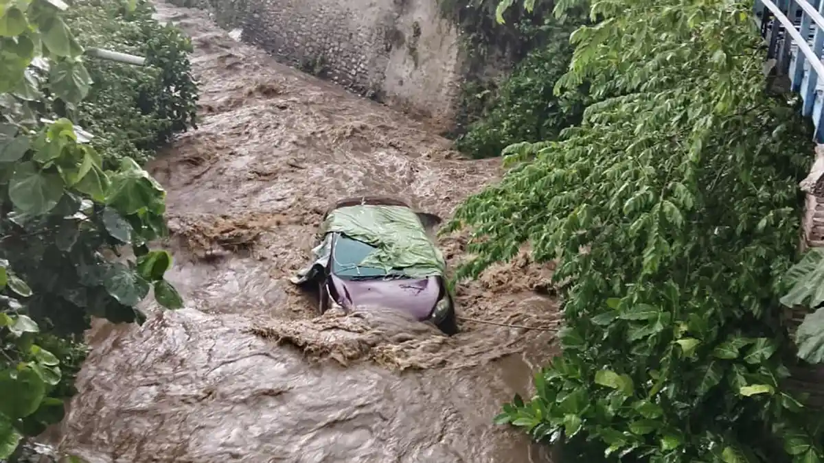 Heboh di Brebes, Mobil Ungu Terjun ke Sungai Kalong dan Viral di Media Sosial