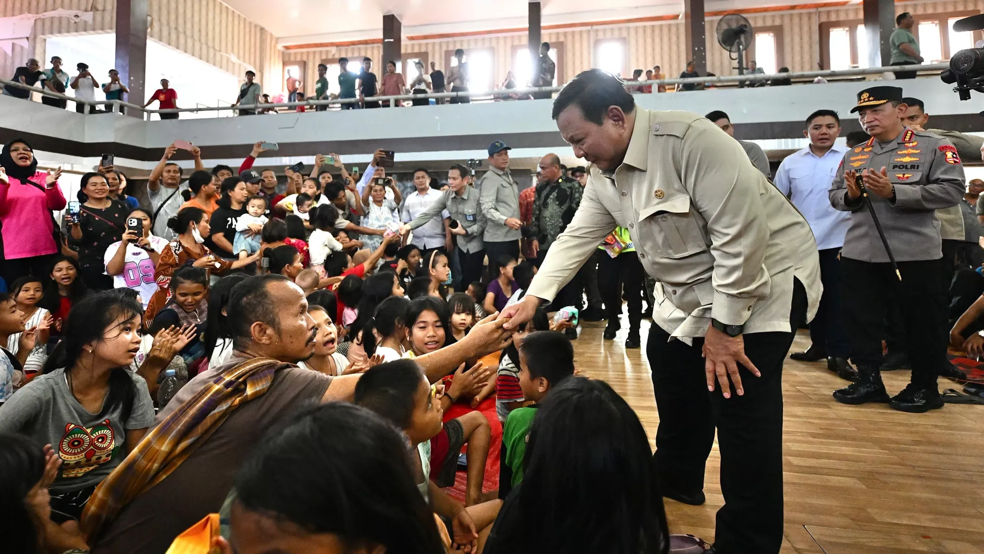 Kapolri Dampingi Presiden Tinjau Pengungsian Banjir Tapteng, Dorong Percepatan Perbaikan Jalur