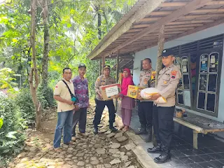 Polsek Kebasen Salurkan Bantuan untuk Warga Kalisalak Terdampak Pergerakan Tanah