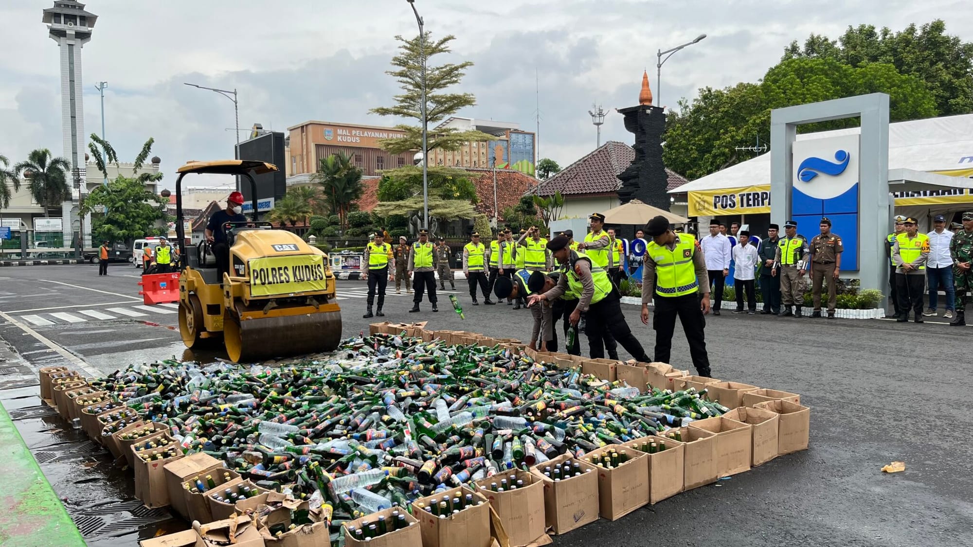 Jelang Natal dan Tahun Baru, Polres Kudus Musnahkan 3.180 Botol Miras