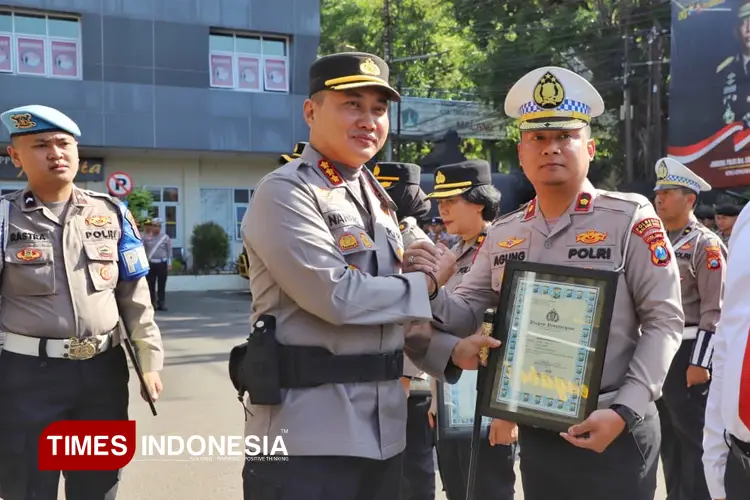 Kapolresta Malang Kota Apresiasi 33 Personel Berprestasi, Tekankan Pentingnya Pelayanan yang Santun