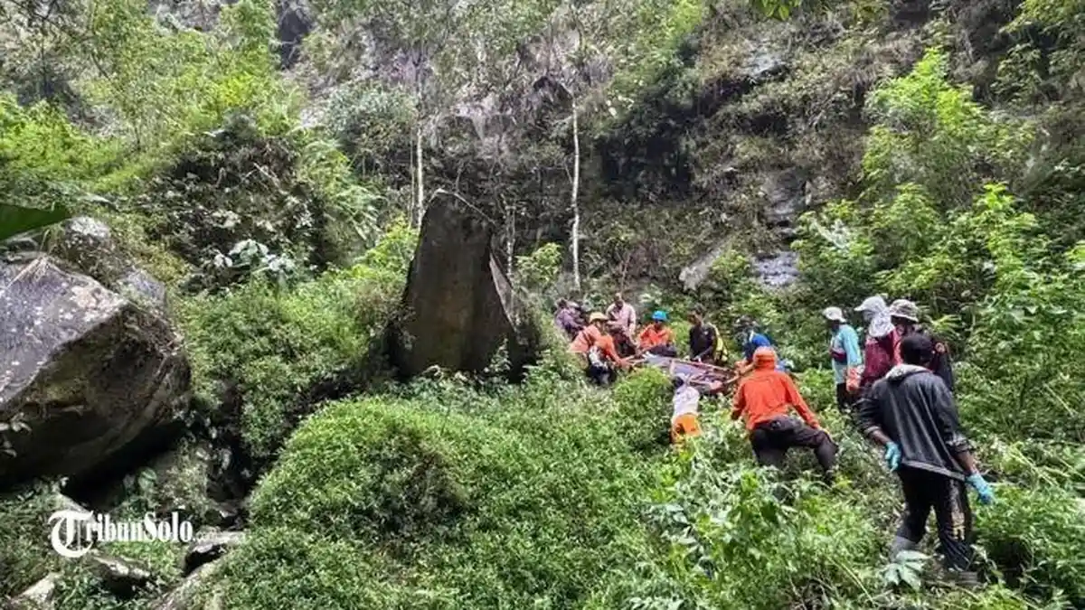Tiga Pendaki Ilegal Tersesat di Merapi Klaten, Satu Ditemukan Tewas di Jurang