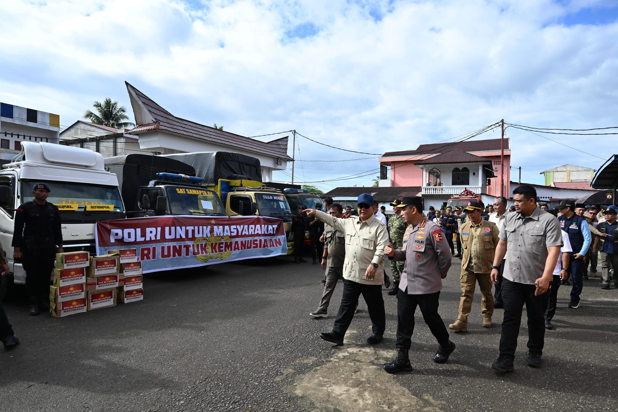 Kapolri Dampingi Presiden Tinjau Lokasi Pengungsian Korban Banjir di Tapteng