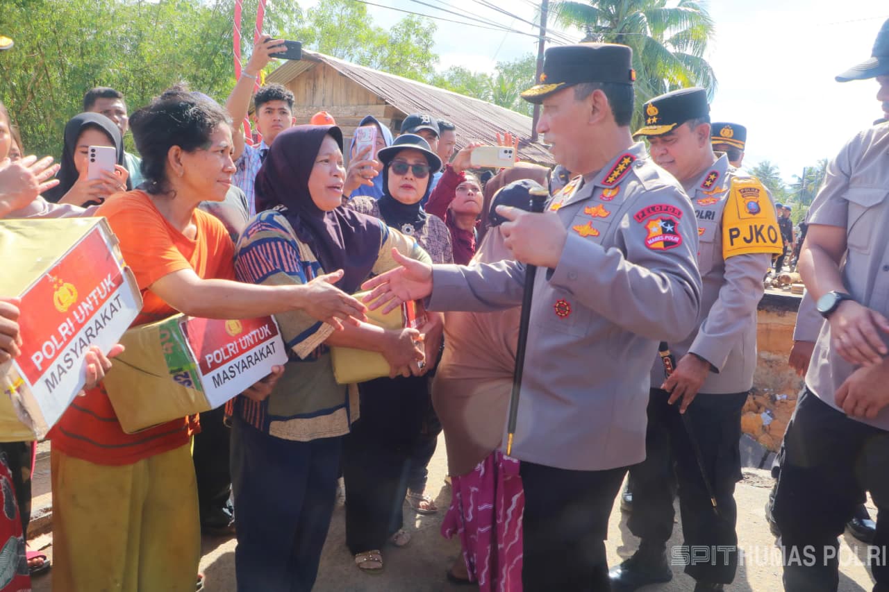 Kapolri Dampingi Presiden Prabowo Saat Meninjau Pengungsi Banjir di Tapanuli Tengah
