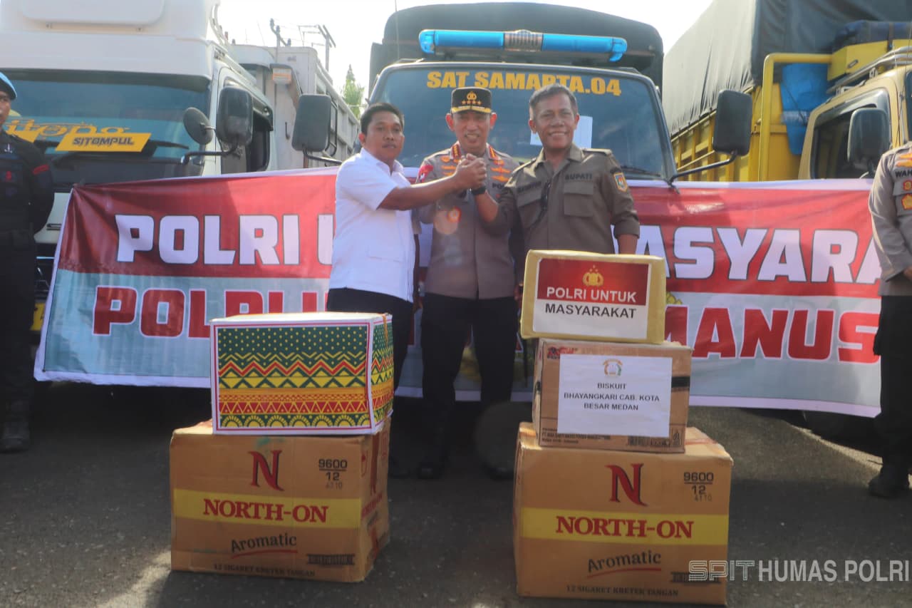 Kapolri Serahkan 8 Truk Bantuan untuk Korban Bencana di Tapteng