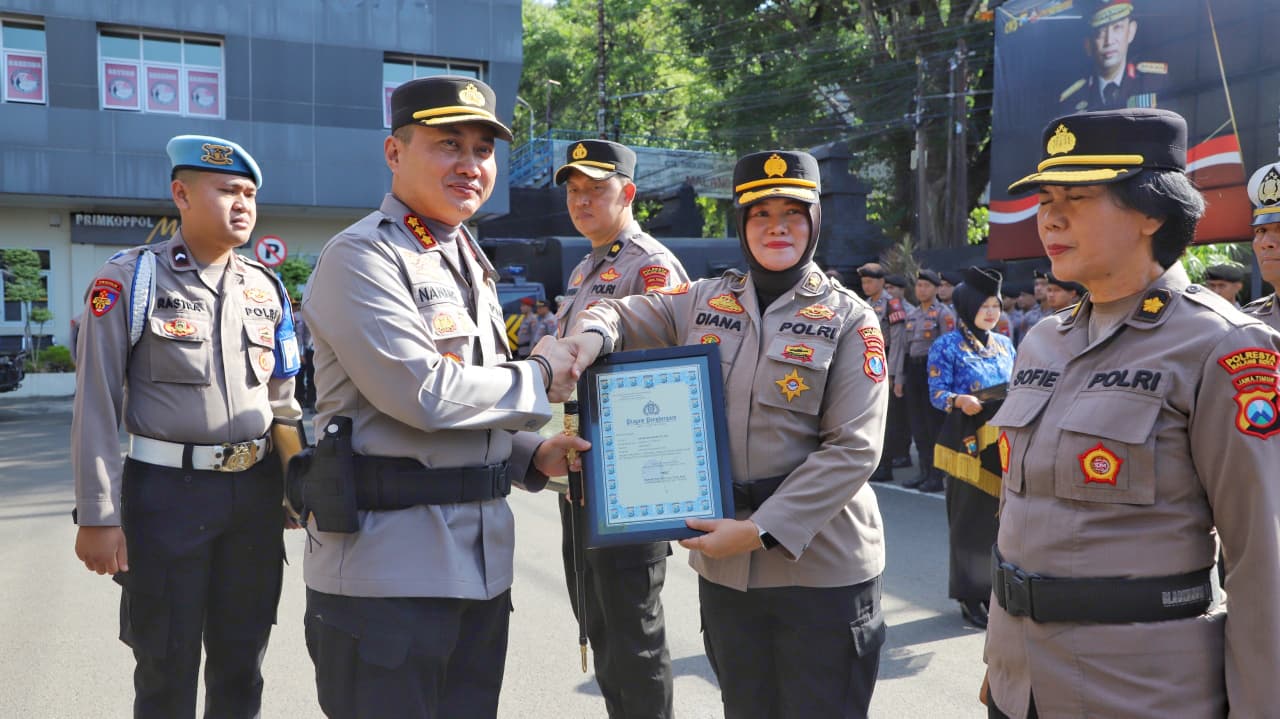 Kapolresta Malang Kota Berikan Penghargaan kepada 33 Personel Berprestasi