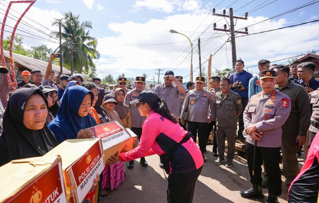 Bhayangkari Pusat Bantu Korban Bencana di Tapanuli Tengah, Anak-Anak Dapat Dukungan dan Hiburan