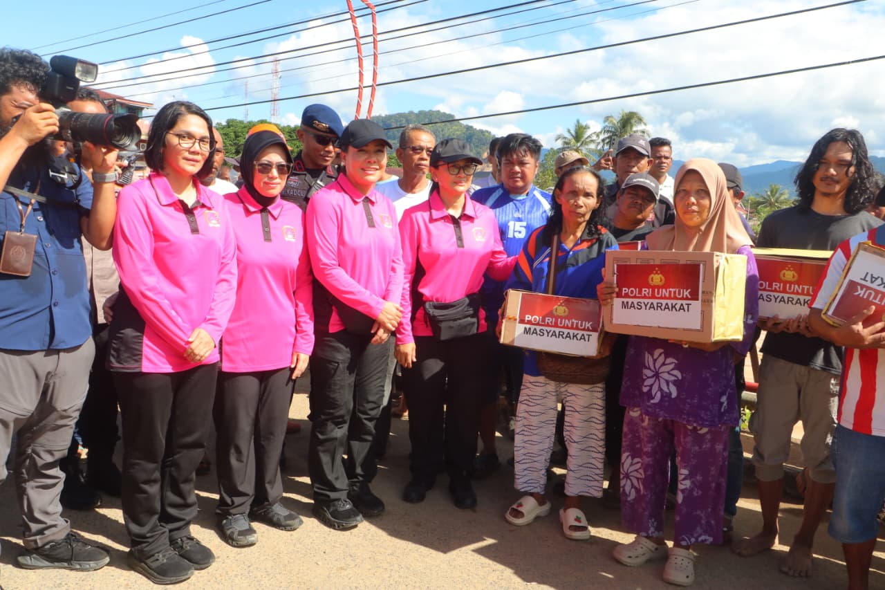 Ketum Bhayangkari Terjun ke Tapanuli Tengah, Bawa Bantuan dan Ceria untuk Anak-Anak Terdampak