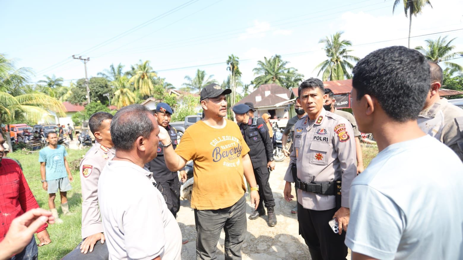 Terjang Lumpur, Kapolda Aceh Tinjau Langsung Penanganan Banjir di Tamiang
