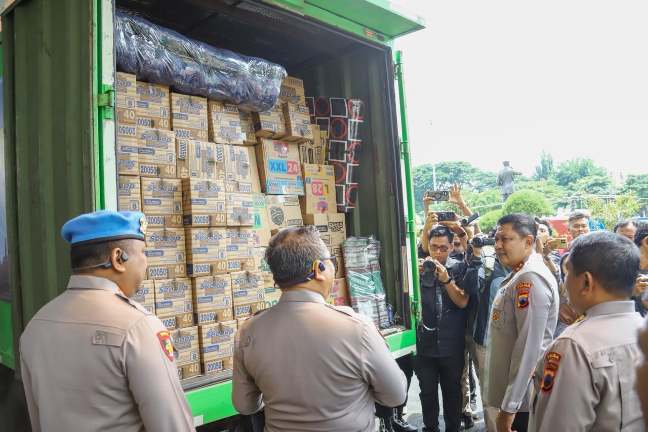 Polda Jateng Salurkan Bantuan Rp2,2 Miliar dan Logistik untuk Korban Bencana di Sumatera