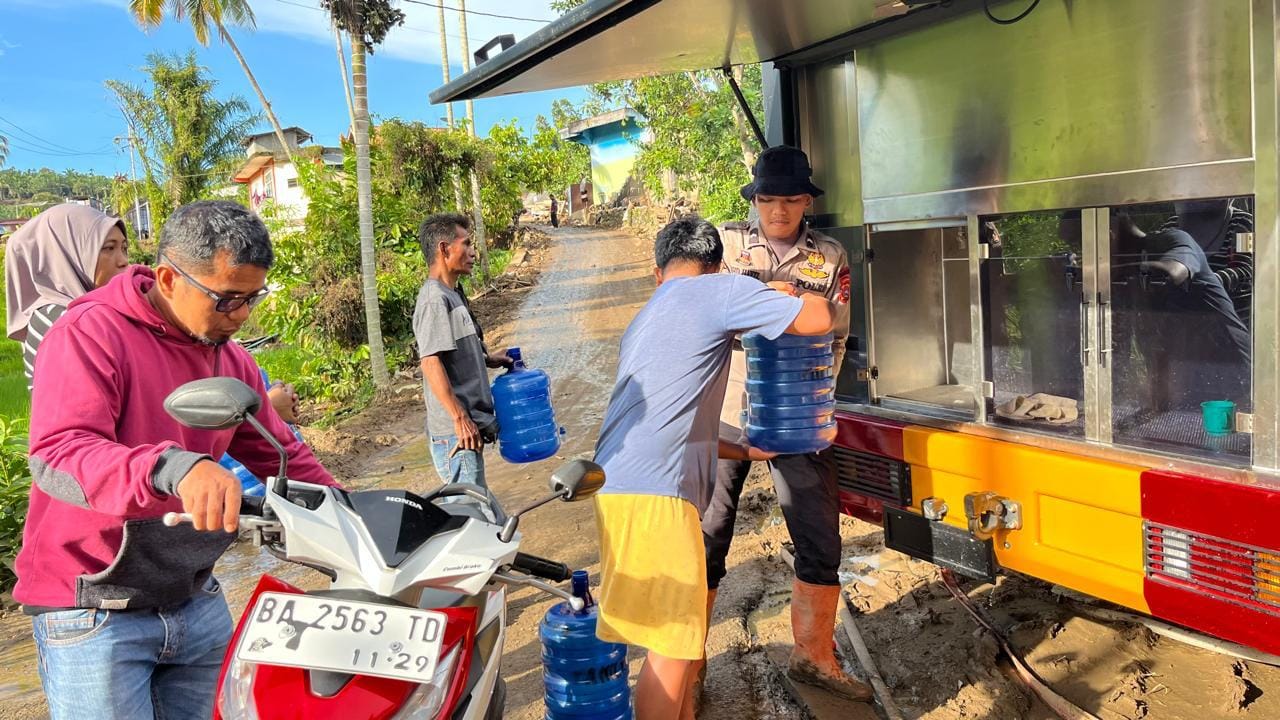 Peduli Korban Bencana, Polri Distribusikan Air Bersih untuk Warga Agam Sumbar