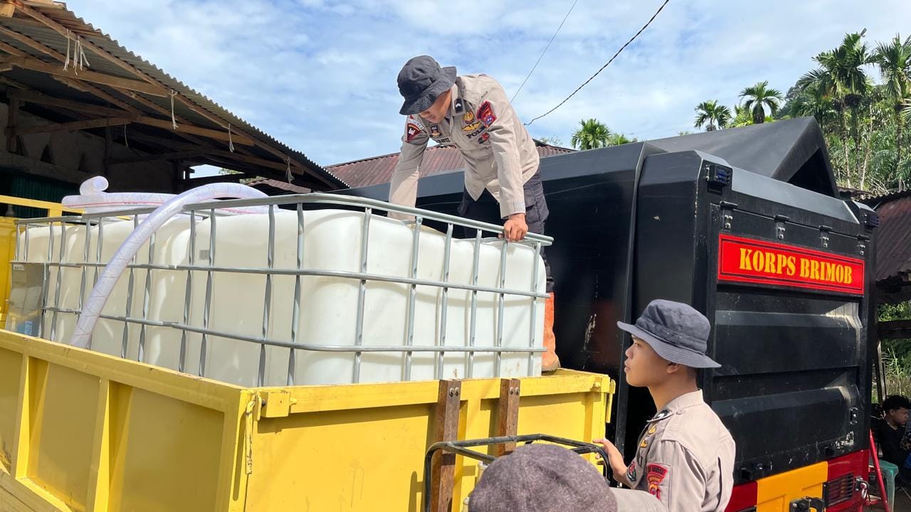 Polri Salurkan Air Bersih dan Bantu Bersihkan Rumah Warga Terdampak Bencana di Agam