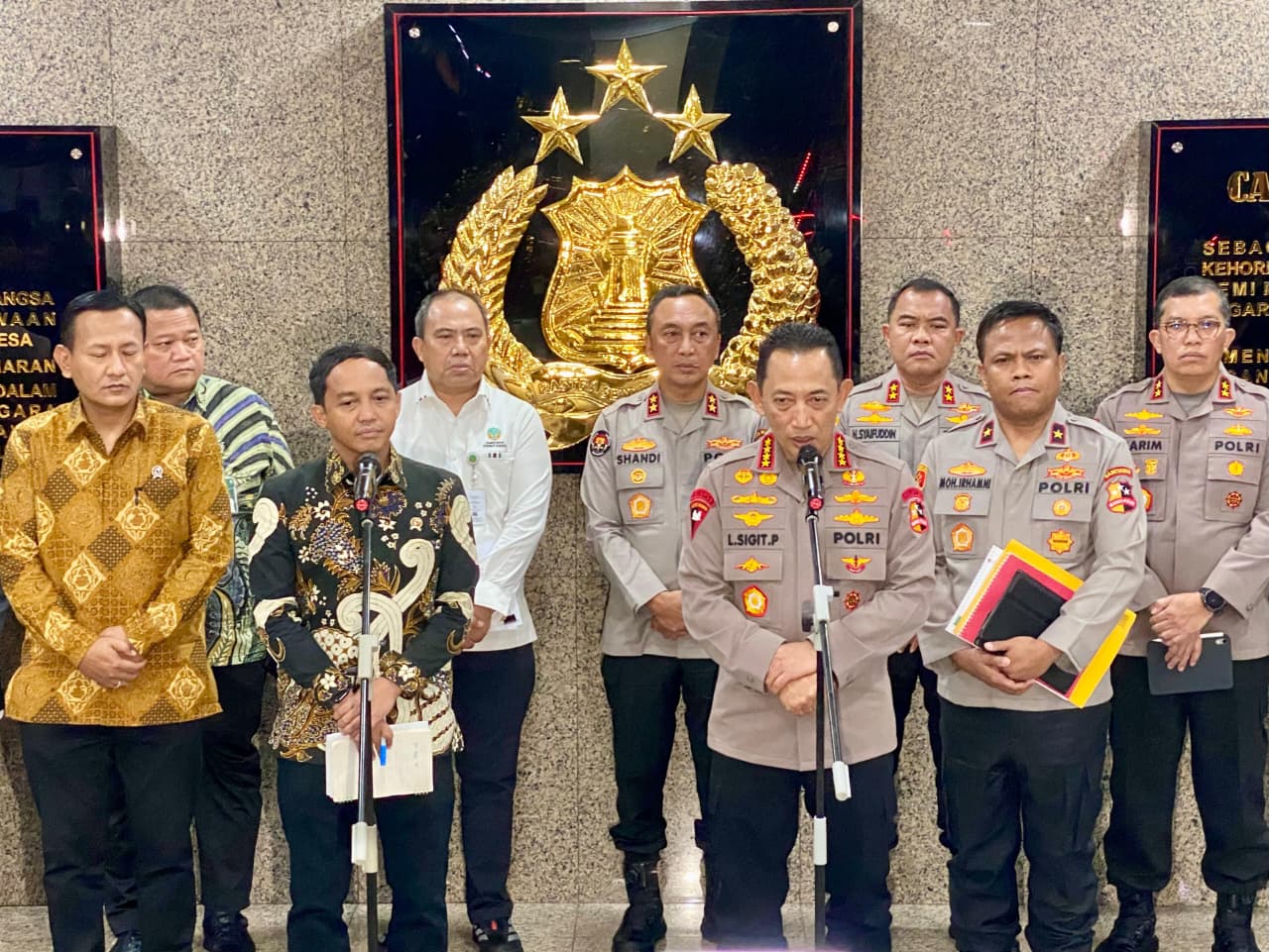 Kapolri dan Menteri Kehutanan Bersinergi Bentuk Satgas Telusuri Kayu Pasca-Bencana