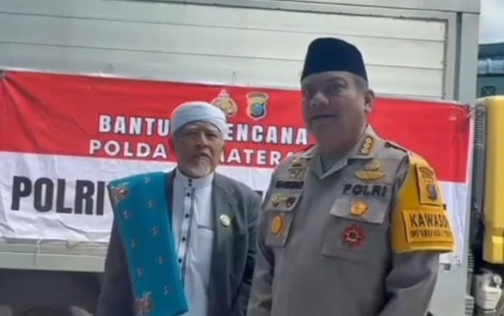 Akses Tertutup Banjir, Irwasda Nanang Masbudhi Tetap Datang Bawa Bantuan ke Jabal Noor
