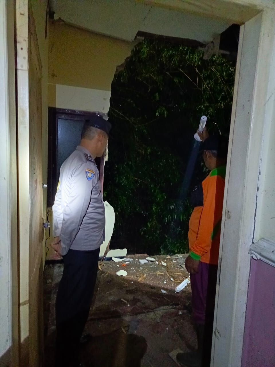 Pondasi Tergerus Arus Sungai, Dua Rumah Roboh: Bhabinkamtibmas Turun Langsung Bantu Warga