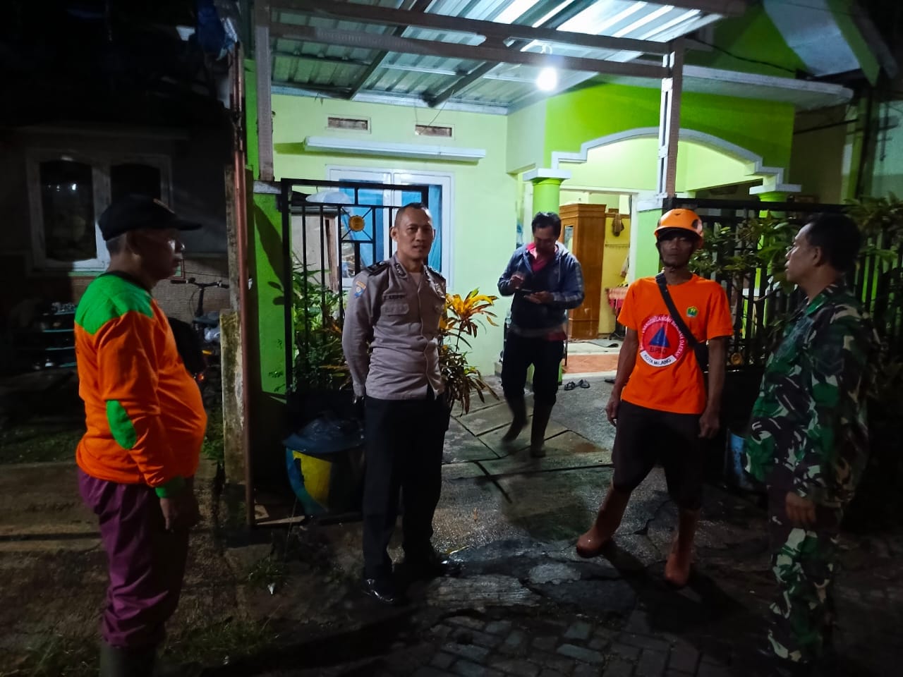 Cuaca Ekstrem Guncang Blimbing: Dua Rumah Longsor, Polisi Bergerak Cepat Lakukan Evakuasi