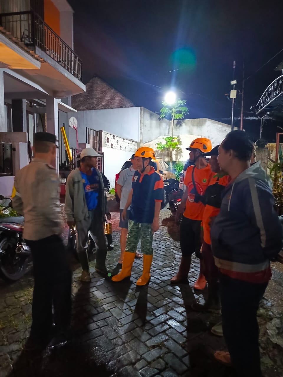 Aksi Sigap Aiptu Zaydar: Evakuasi Warga & Selamatkan Dokumen Penting Saat Longsor Melanda
