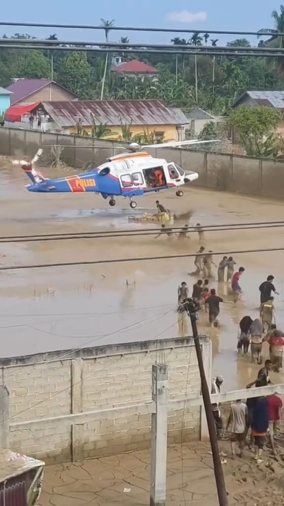 Terobos Arus Banjir dan Angin Kencang, Helikopter Poludara Polri Nekat Dropping Bantuan di Titik Paling Berbahaya Aceh Tamiang