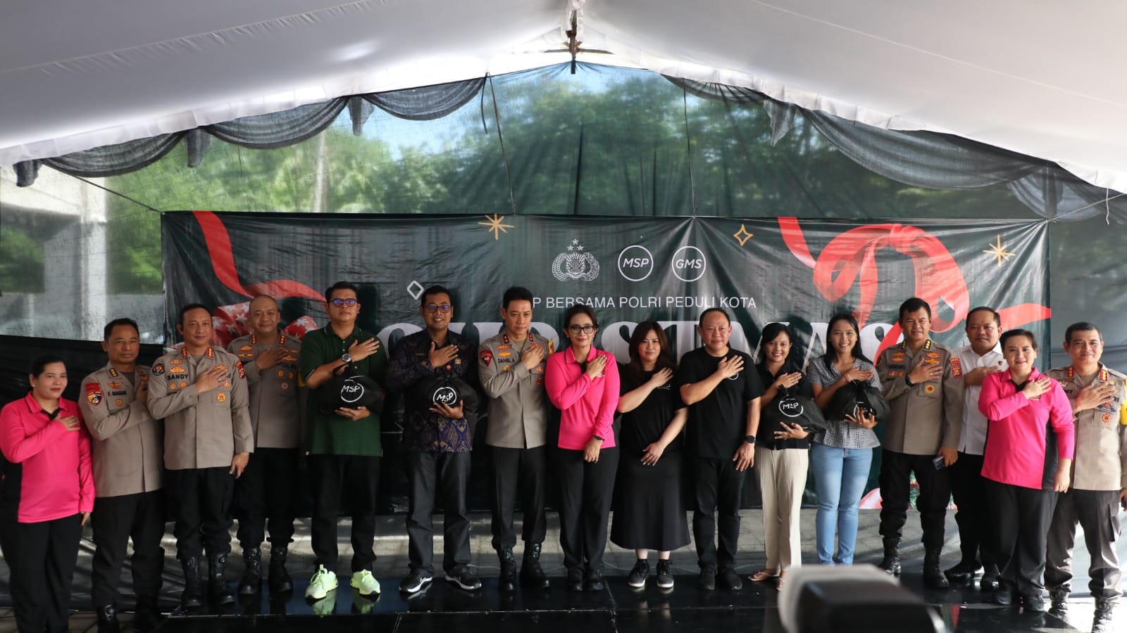 Sentuhan Kasih di Akhir Tahun: Polda Bali dan MSP Salurkan Bantuan Natal untuk Warga Tegal Harum