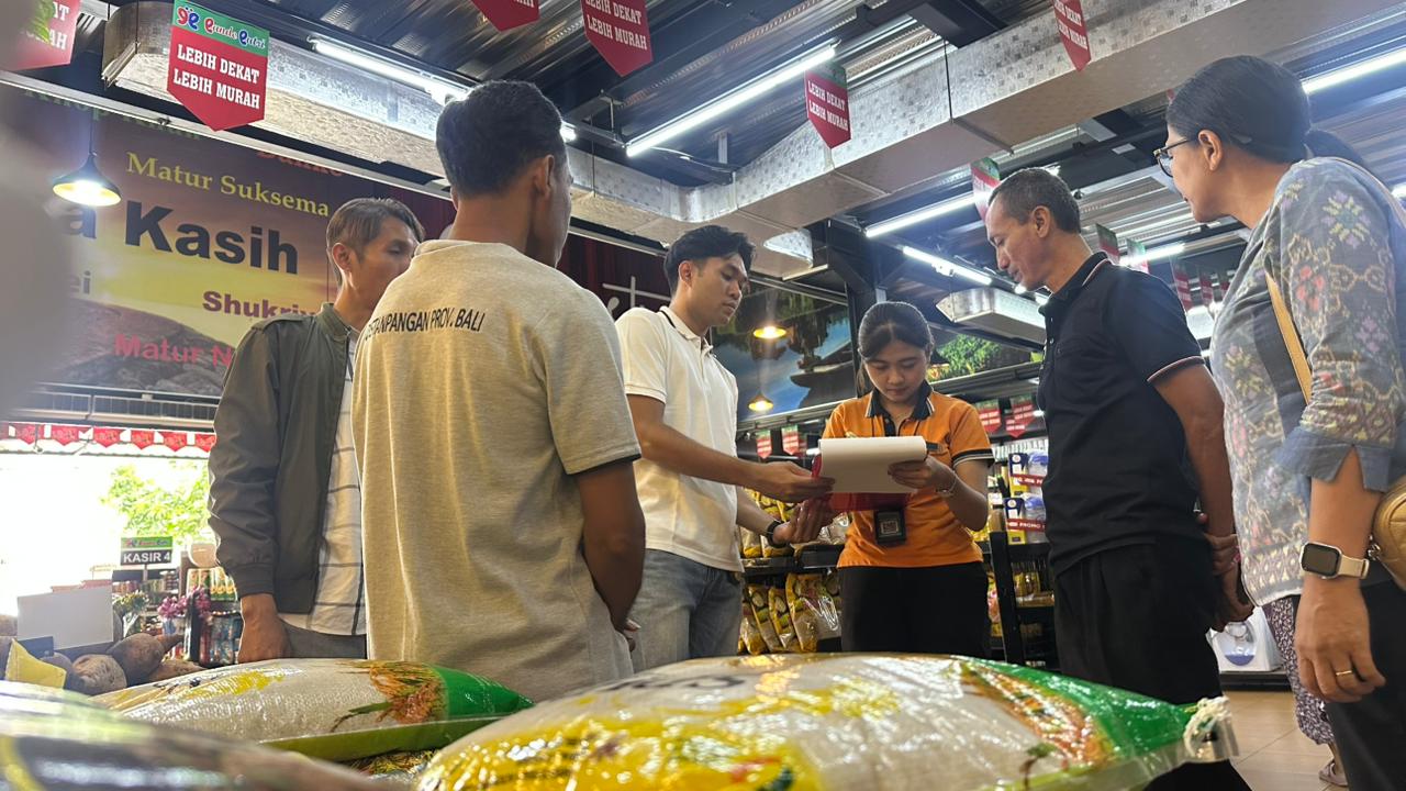 Bukti Nyata Jaga Stabilitas Harga Beras di Masyarakat, Satgas Pangan Polda Bali Intensif Awasi Harga Beras pada Pasar Denpasar