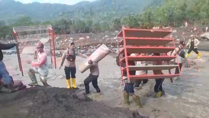 Polri Kerahkan Personel Maksimal Evakuasi Warga Candipuro dan Amankan Harta Benda dari Ancaman Lahar Dingin Semeru