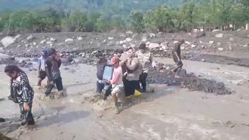 Polri Terus Evakuasi Warga dan Mengamankan Harta Benda di Candipuro: Bergerak Cepat Selamatkan Masyarakat