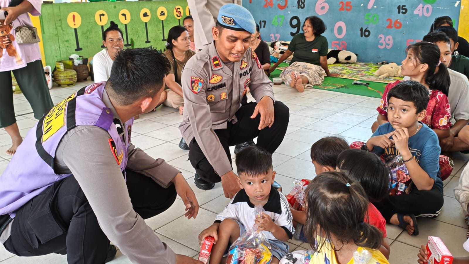 Polres Sibolga Gelar Trauma Healing dan Bantuan untuk Pengungsi Banjir di TK Negeri Pembina