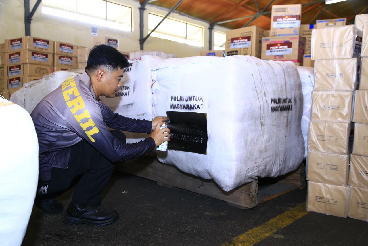 Distribusi Bantuan ke Tiga Provinsi Dipacu Slog Polri dengan Operasi Udara dan Laut