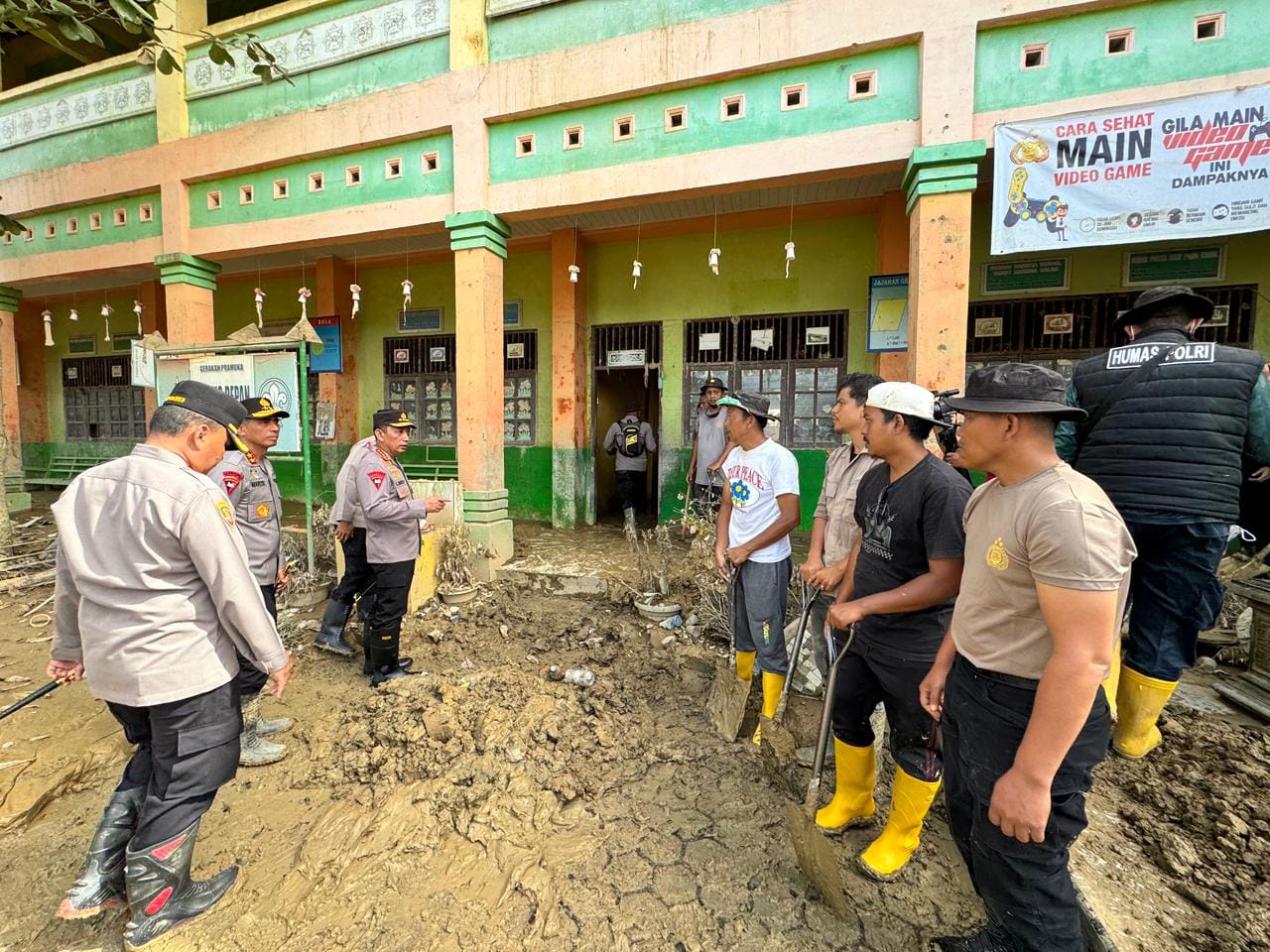 Kapolri Tinjau Pembersihan SD dan Masjid Terdampak Bencana di Aceh Tamiang
