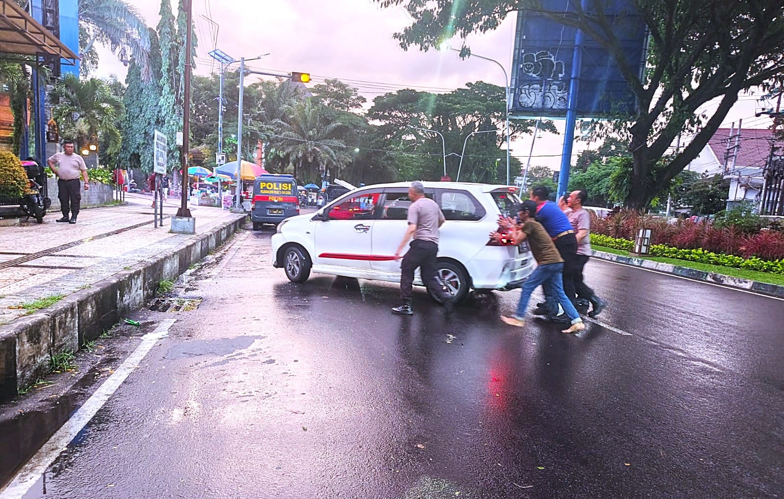 Mobil Mogok di Tengah Kemacetan, Kasat Binmas Polresta Malang Kota Turun Tangan