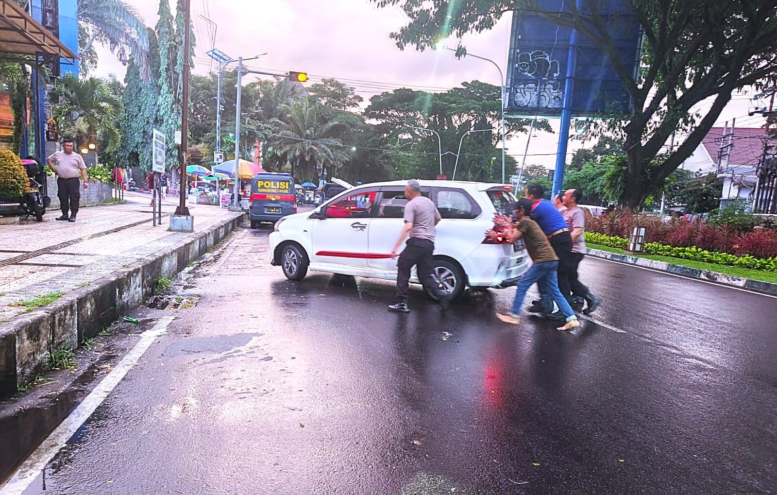 Mobil Mogok di Jalan, Kasat Binmas Polresta Malang Kota Tunjukkan Kepedulian