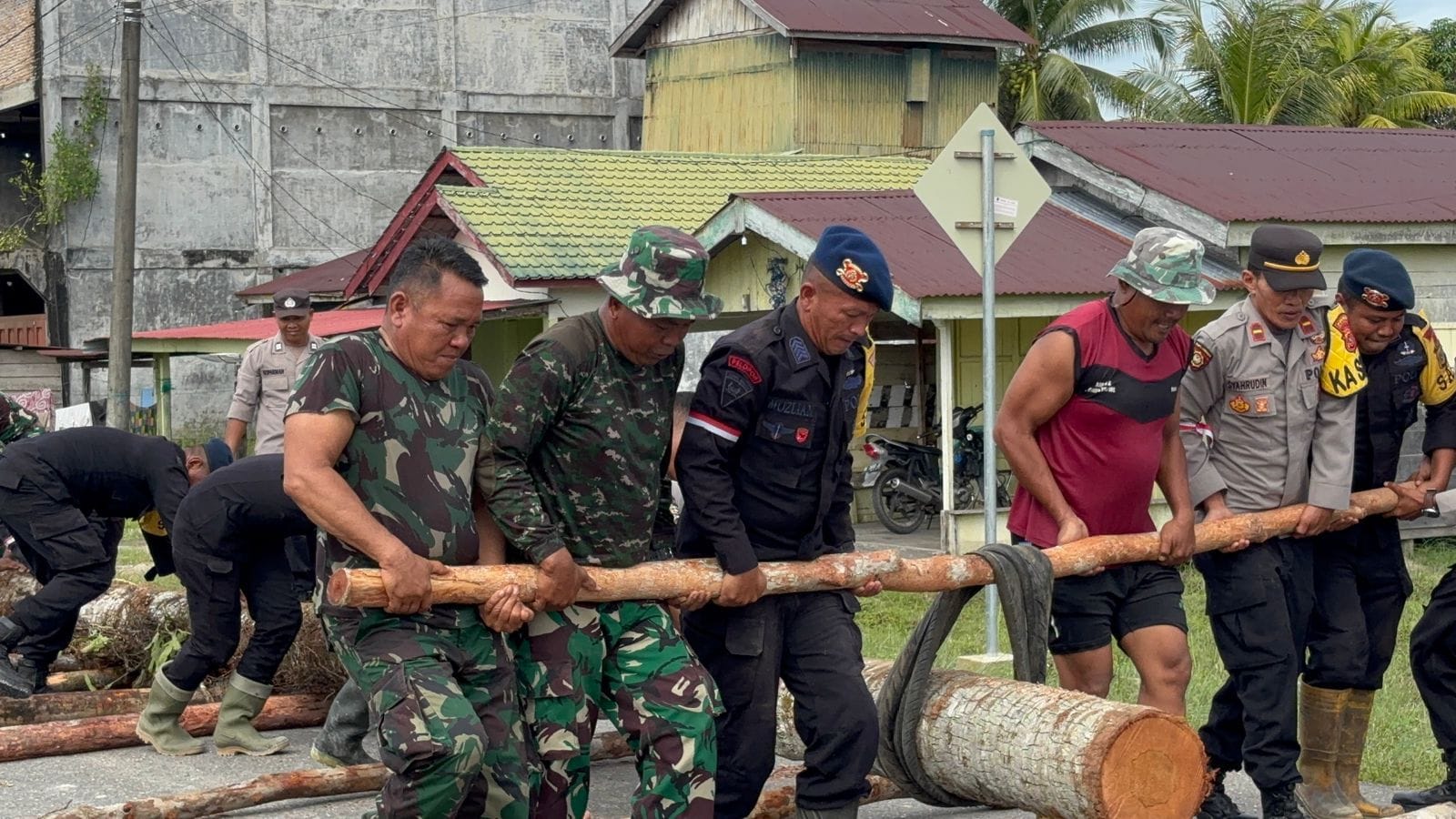 Sinergitas TNI Polri dan Masyarakat Bangun Jembatan Darurat di Aceh Singkil